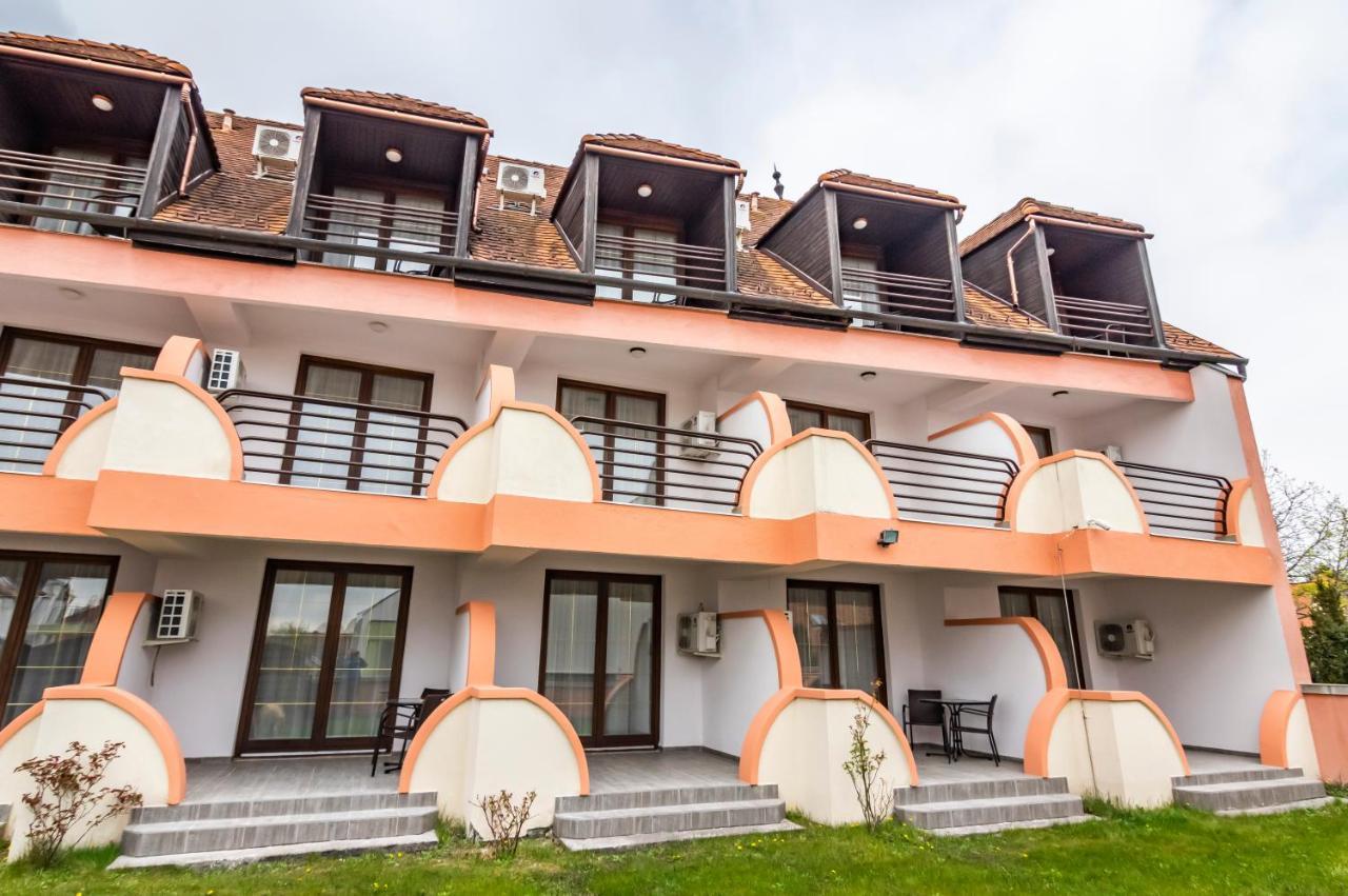 Hotel Bacchus Keszthely Bagian luar foto