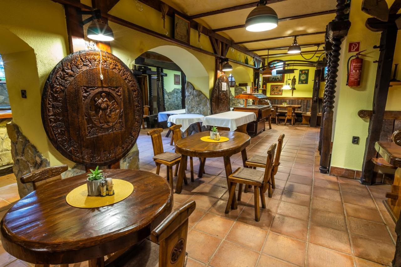 Hotel Bacchus Keszthely Bagian luar foto