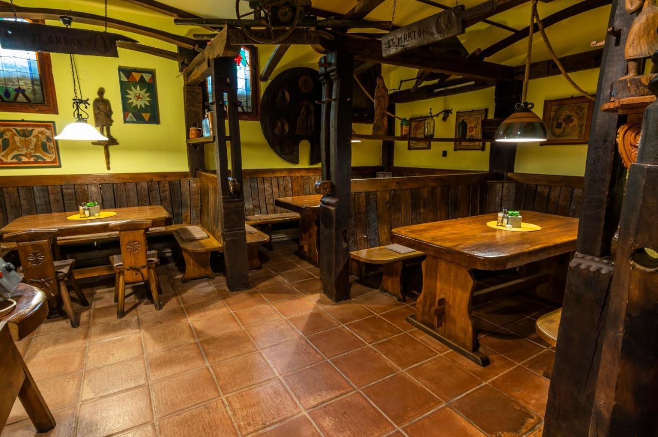 Hotel Bacchus Keszthely Bagian luar foto