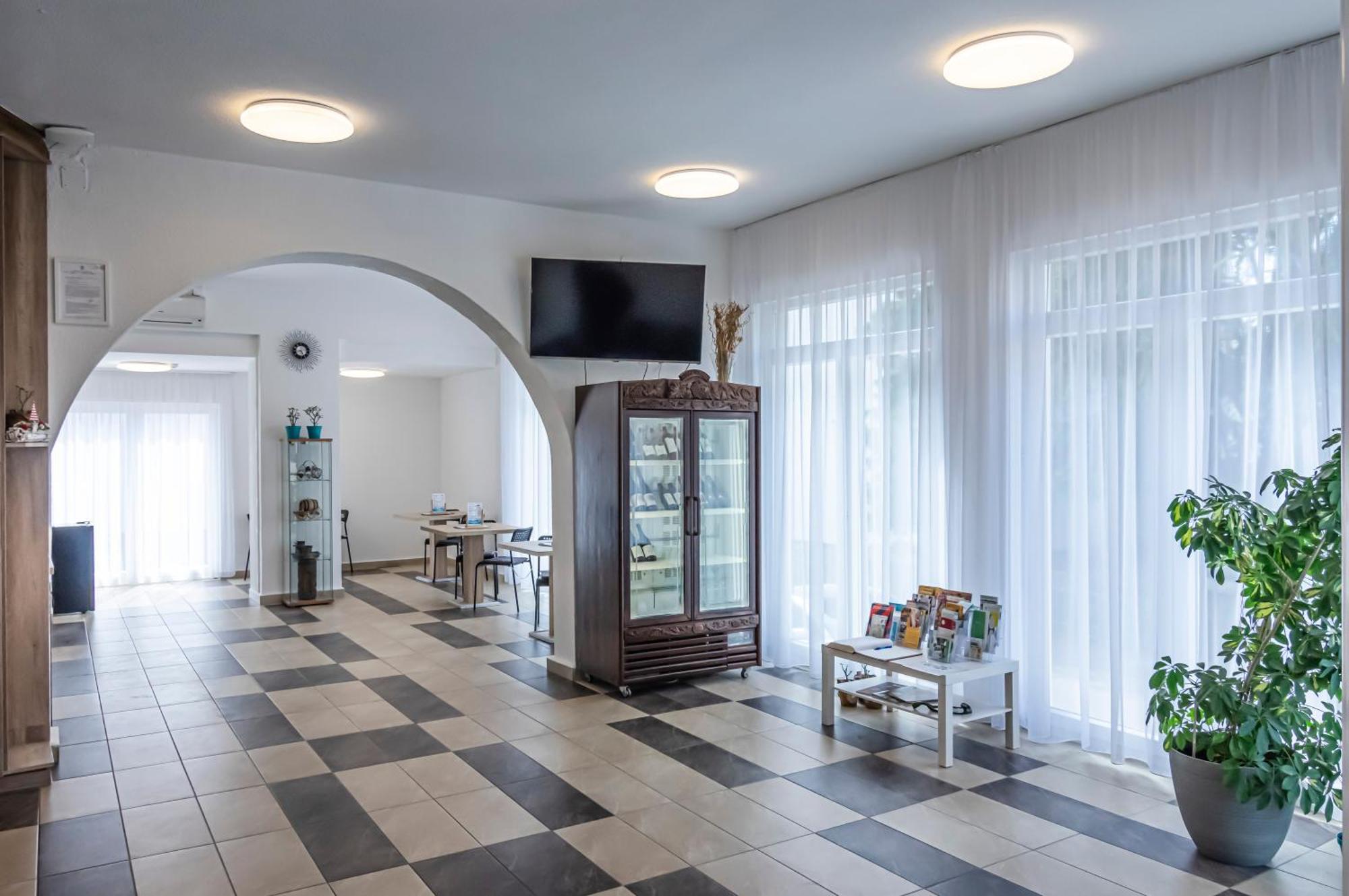Hotel Bacchus Keszthely Bagian luar foto